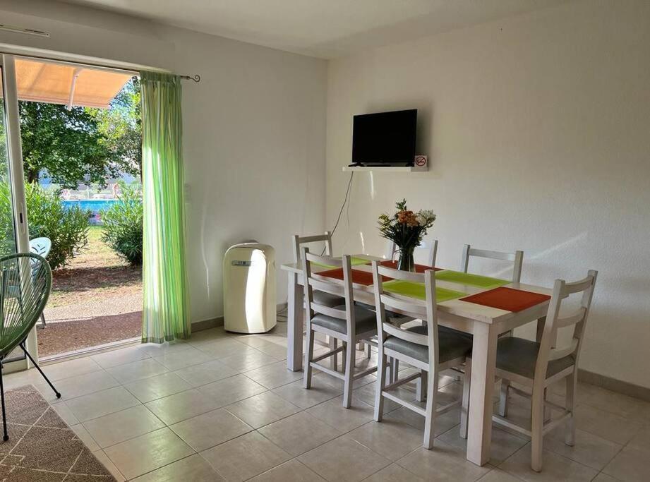 Holiday home Avec Terrasse Et Vue Piscine, Proche